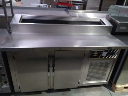 Cooling cabinet with saladette