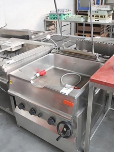 Manuel tilting industrial frying pan on gas